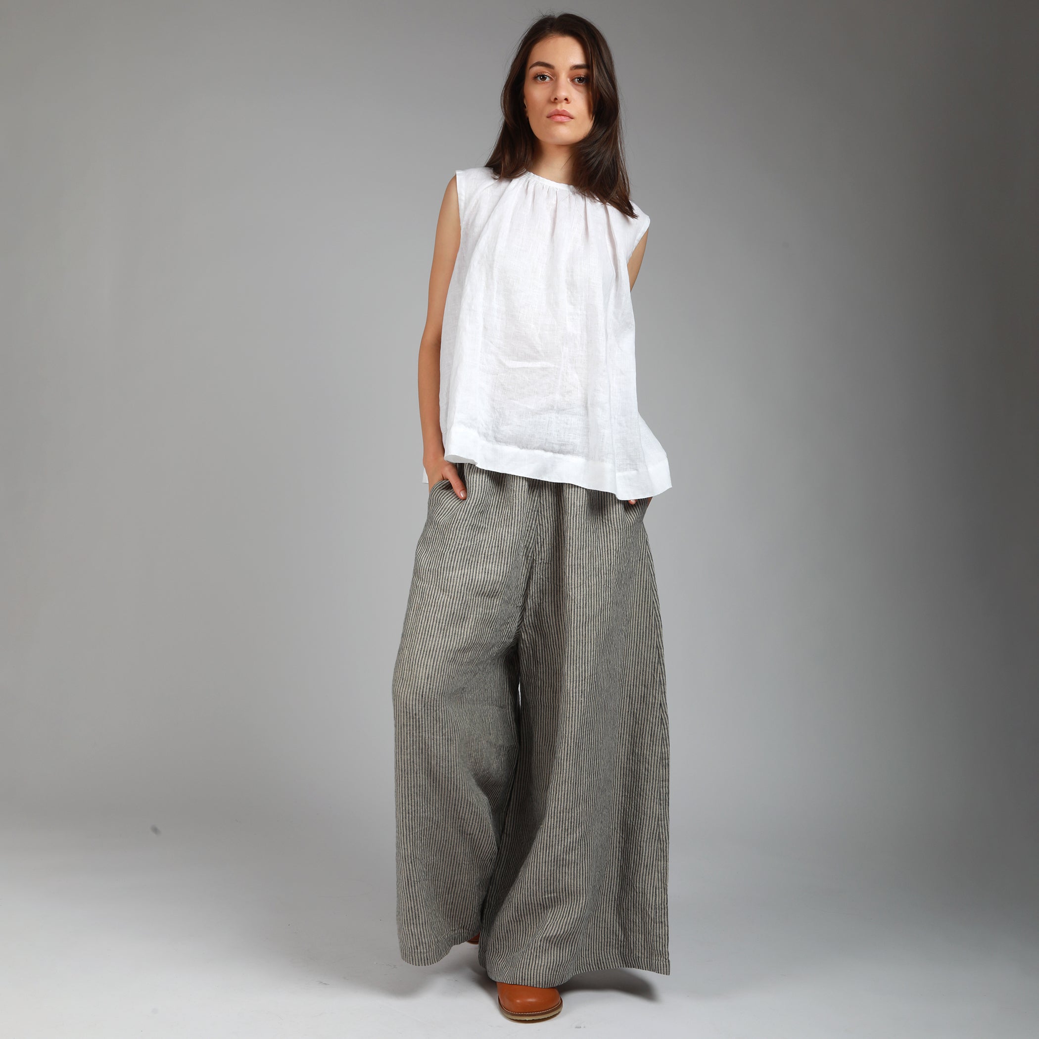 VIVA Loose Flared Sleeveless Linen Top